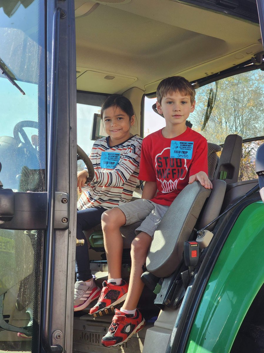 MsSmithVFES's tweet photo. Overall had a blast!!🌽🚜 #fieldtrip #vfes https://t.co/DUR8DHawUj