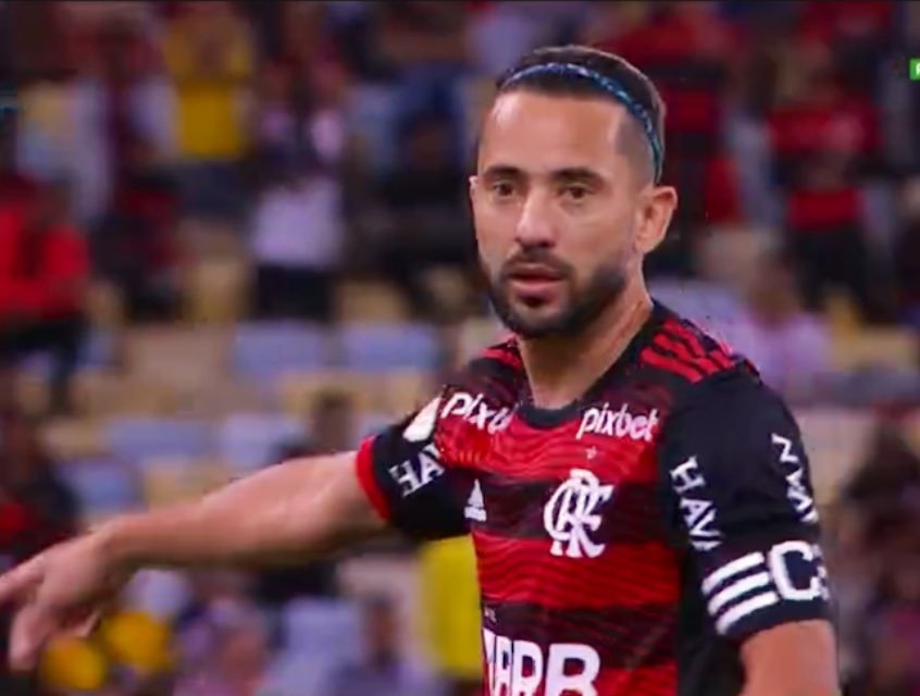 joaodoresenha's tweet photo. Foi só crescer um pouquinho de cabelo que já tá se achando https://t.co/r0S5m8vxhA
