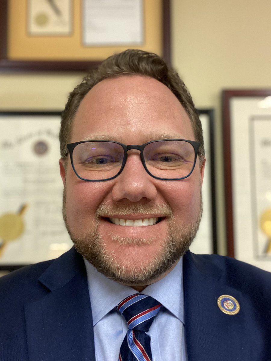 Kipke's tweet image. We have all lost loved ones to cancer and probably most of us know someone battling cancer today. I’m supporting the Kidney Cancer Association this month through No Shave November to raise money to support research for a cure and to support patients. no-shave.org/member/kipke/