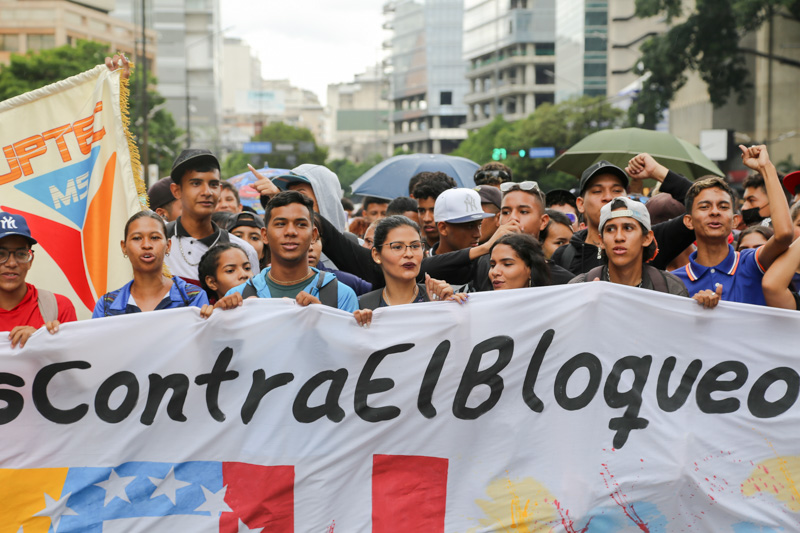 Universitarios llevan documento antibloqueo a sede de ONU en Caracas
bit.ly/3sSsj7p

#PatriaGrandeDePaz