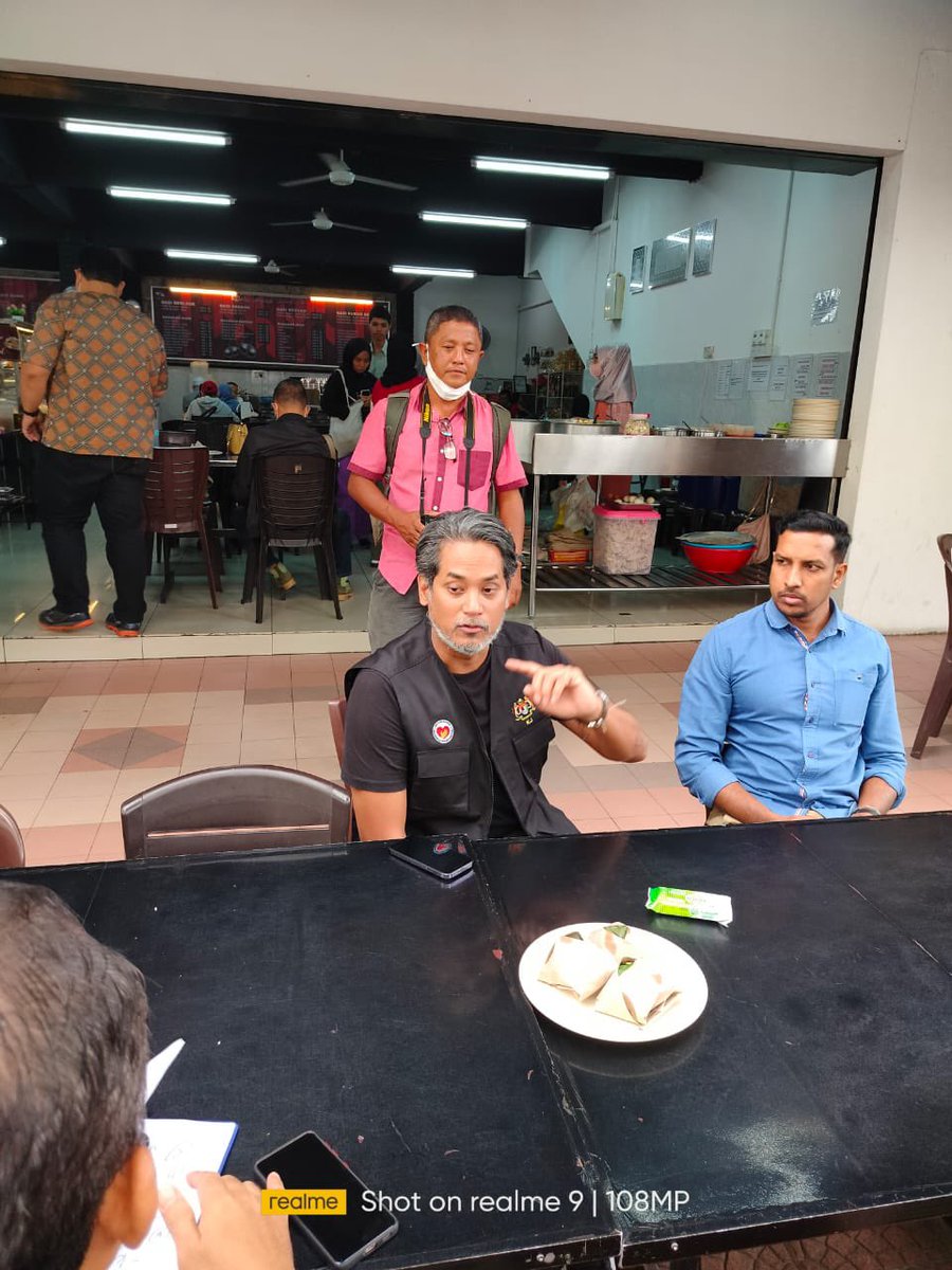DaneshNagarajan's tweet photo. This is what i like about KJ terus dah mulakan kerja.. tenang jer orangnya… tak ada logo parti apa semua santai jer dia dengan orang.. 

Tak sabar nak mengundi 😍

Lawatan ke klinik kesihatan Kota Damansara pagi ini 

@Khairykj bravo brother 

#KJ4SB #SungaiBuloh https://t.co/wTdrb3Zvwl