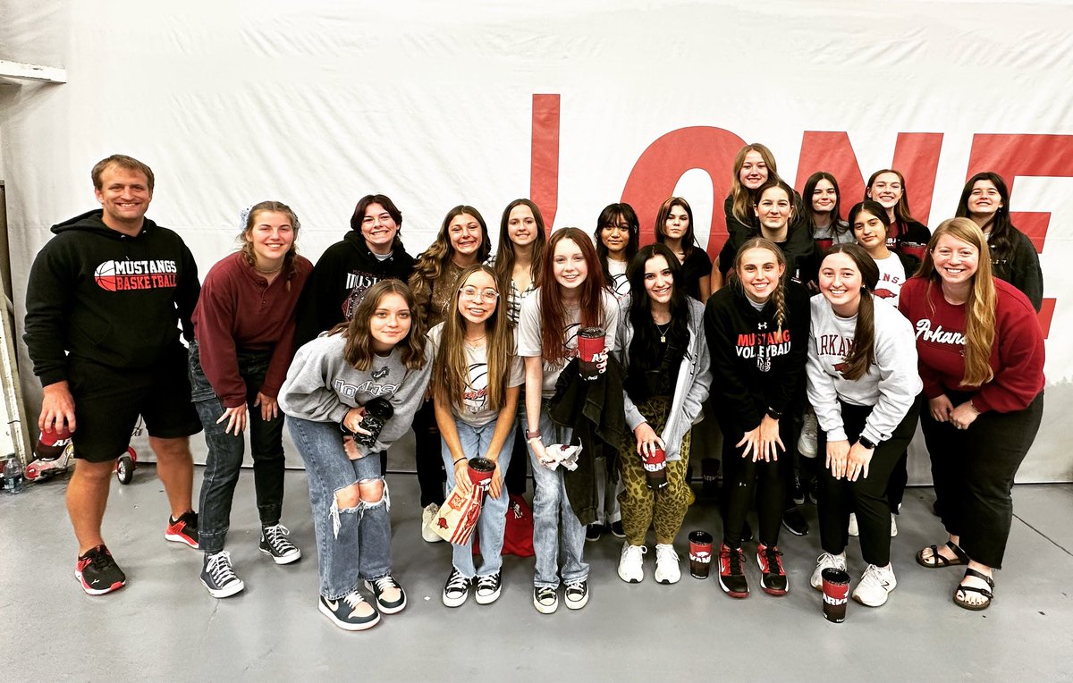 #MCVB had a blast at tonight’s <a href="/RazorbackVB/">Razorback Volleyball</a> match! Razorbacks win! Woo Pig! ❤️ 🐗 🏐
