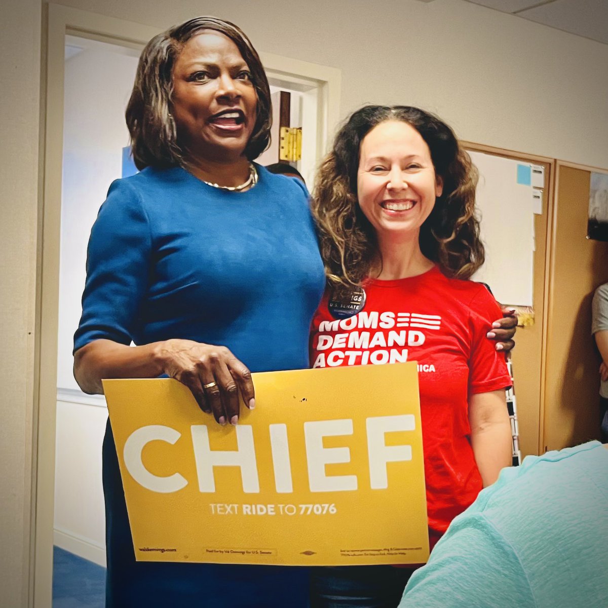 While we making calls and writing postcards at her office in Orlando, @valdemings came to thank her volunteers. It’s been an honor to volunteer for #TheChief. She shows up and she’s going to fight to #EndGunViolence in Florida. @MomsDemand #NeverTire #MomsAreEverywhere #FlaPol