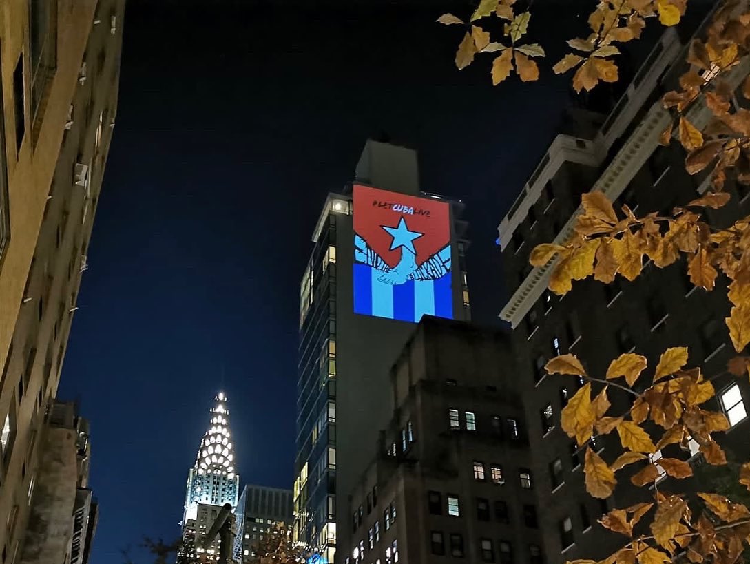 En inmueble de la avenida neoyorquina Lexington, se alzó la voz de solidaridad con Cuba y de denuncia contra el bloqueo. #MejorSinBloqueo