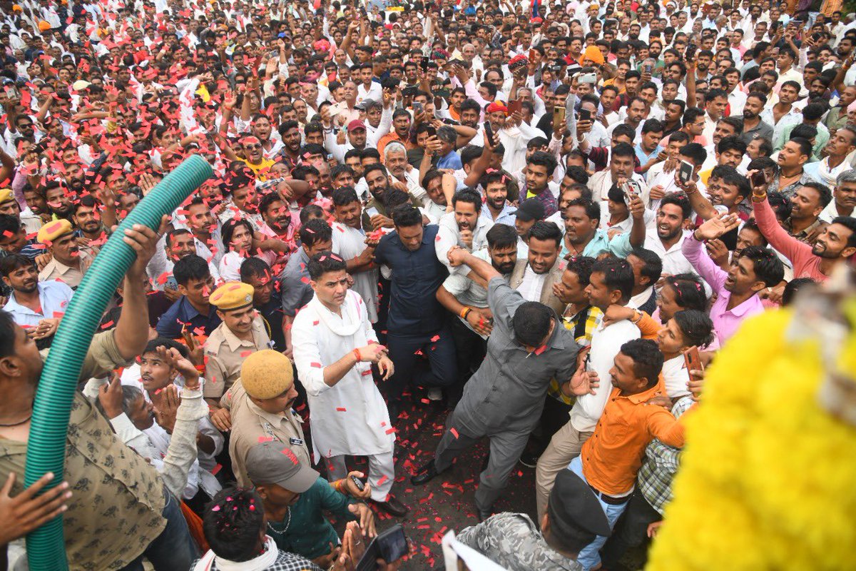 VishalKiAwaaz1's tweet photo. आपके कर्म ही आपकी पहचान है,
वरना एक नाम के लाखों इंसान है
कुछ तो ख़ास बात हैं आपमें यूँही राजस्थान की जनता का लाड़-प्यार नही उमड़ता @SachinPilot 🙏 #SachinPilot #Pilot4CM https://t.co/IH3r2PFQoi