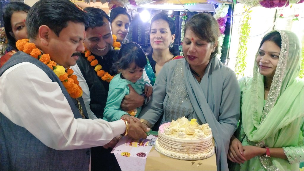MahorRakhi's tweet photo. कल हमारे लोकप्रिय विधायक श्री @rajeshgupta जी का जन्मदिन भारत नगर नेपाली बस्ती के प्राचीन मंदिर में जनता के साथ "आप" कार्यकर्ताओं ने "हनुमान चालीसा" के बाद केक काटकर एंव प्रशाद वितरण करके मनाया । @AapKaGopalRai @ipathak25 @AdilKhanAAP https://t.co/Vo9grAhZAx