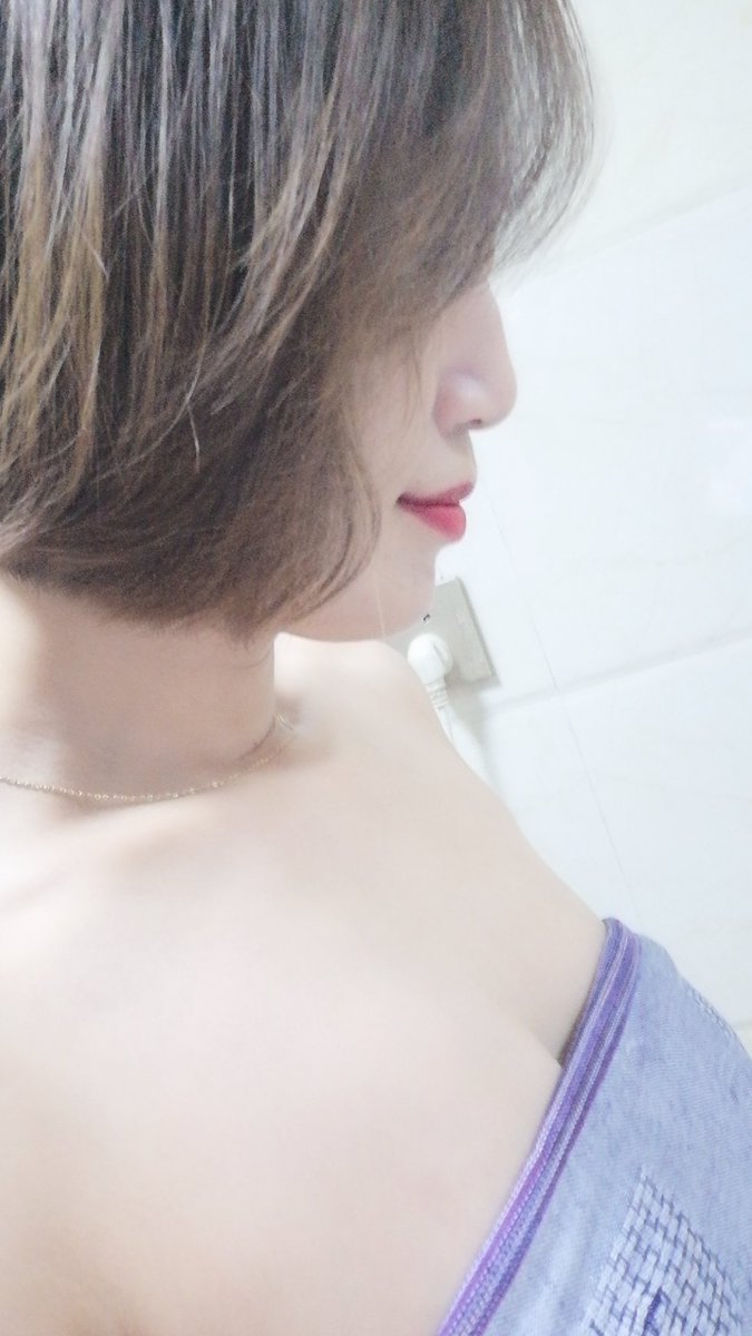xiaohaitun51's tweet photo. 昨天晚上跟老公在家放了首轻音乐，然后我搂着他的脖子，他搂着我的腰，不自觉下面就碰到了他的肉棒，突然感觉好舒服，又下意识的磨蹭了几下，结果，就这样喷了，湿了一大片，我的天啊，不一样的爽啊~~好想他能直接插进来 https://t.co/PcKe0rxWSV