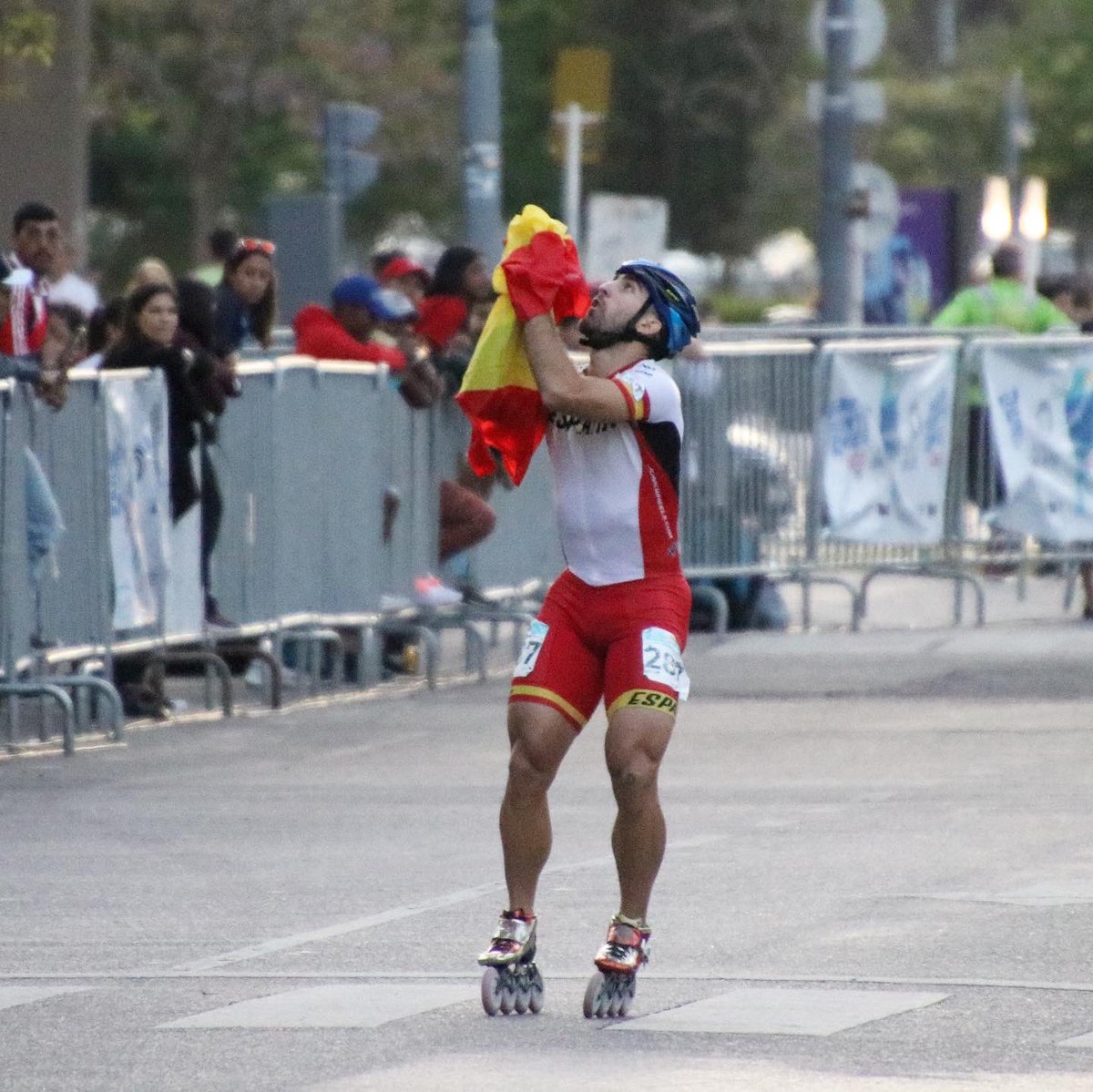 #PatinajeVelocidad 🌬️🛼
Chevi Guzmán, del <a href="/Patinajefsv/">Club FSV</a>, se vuelve a bañar en oro en los World Skate Games fgpatinaxe.gal/chevi-guzman-d…