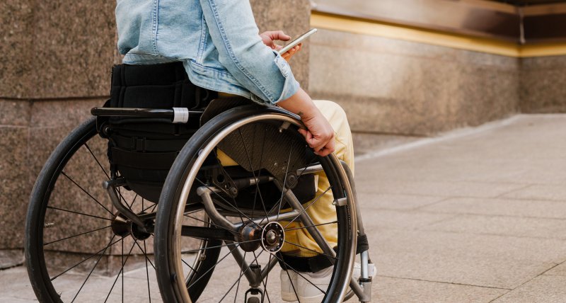 "Jeder dritte Mensch mit Beeinträchtigungen (34 Prozent) traue es sich etwa nicht zu, regel­mä­ßig alleine unterwegs zu sein, heißt es in dem Inklusionsbarometer Mobilität der <a href="/aktion_mensch/">Aktion Mensch e.V. (inaktiv)</a>. "
bit.ly/3zFWXVh