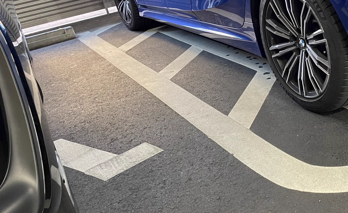 車いすマークのある駐車場の隣に停める時は注意！斜線部分も必ずスペースを空けて下さい！
