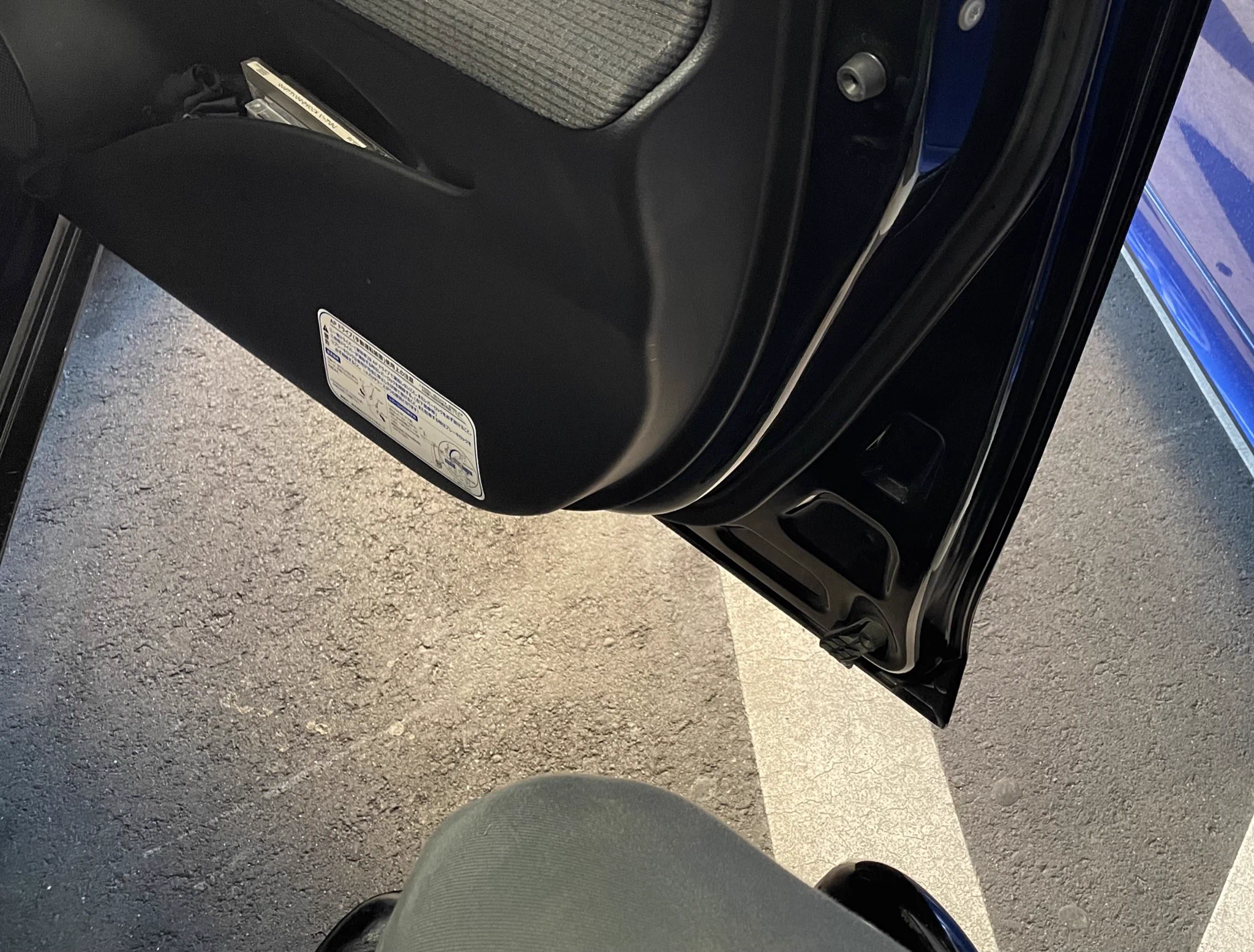 車いすマークのある駐車場の隣に停める時は注意！斜線部分も必ずスペースを空けて下さい！