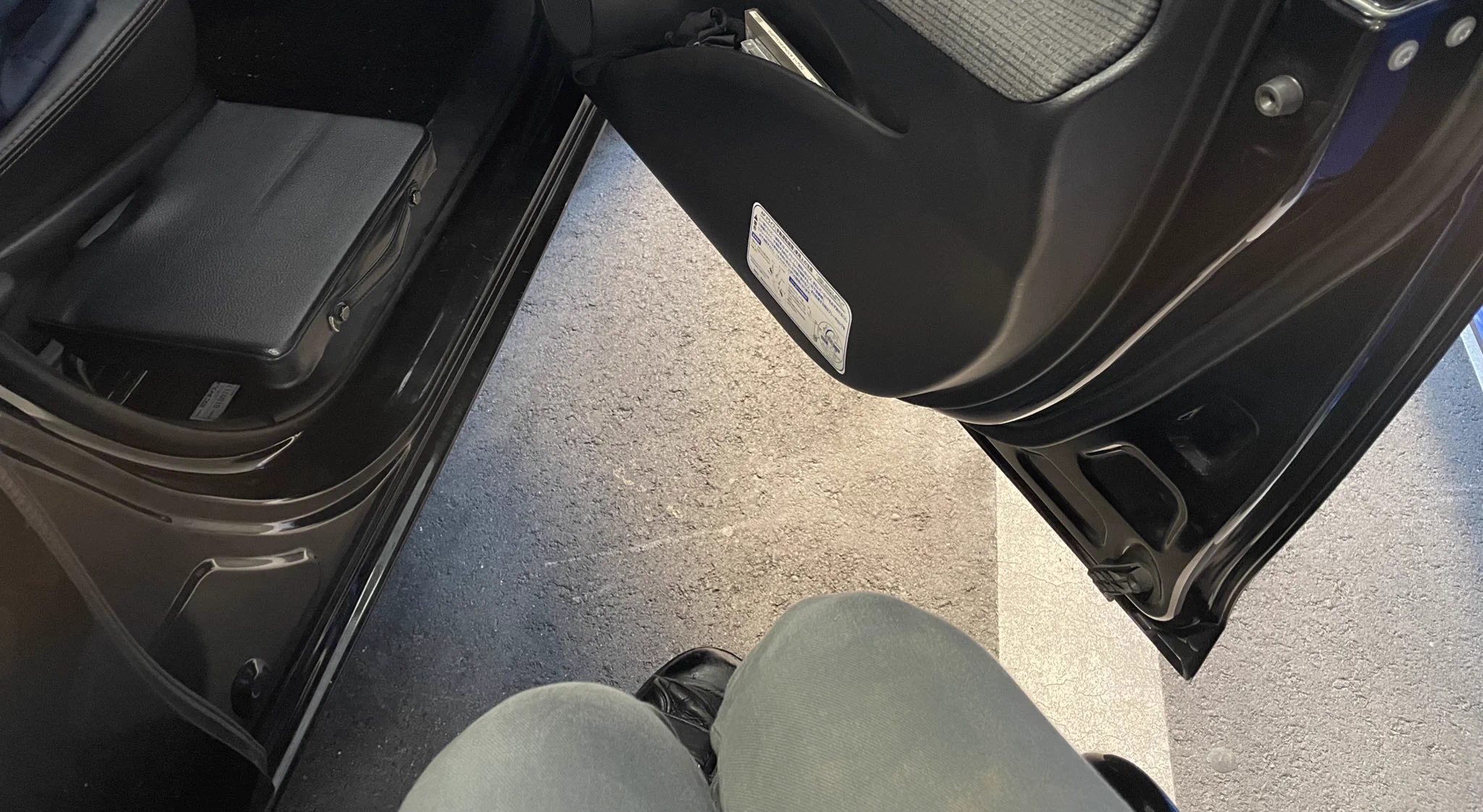 車いすマークのある駐車場の隣に停める時は注意！斜線部分も必ずスペースを空けて下さい！
