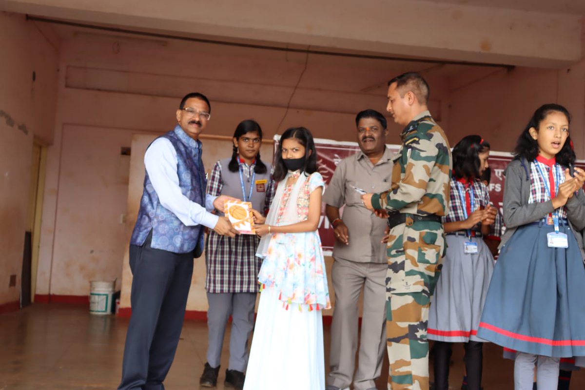 aaiblgairport's tweet photo. #BelagaviAirport observing #VigilanceAwarenessWeek2022 .Integrity Pledge taken by students of KV-1 in presence of #AirportsDirector.
@AAI_Official @MoCA_GoI
@CVCIndia #VAWAAI2022
#Imandari_Se_Vikas_VAW2022
#Honesty_For_Development #VigilanceSeVikas
#Corruption_Free_Nation https://t.co/07SNOsfzdW