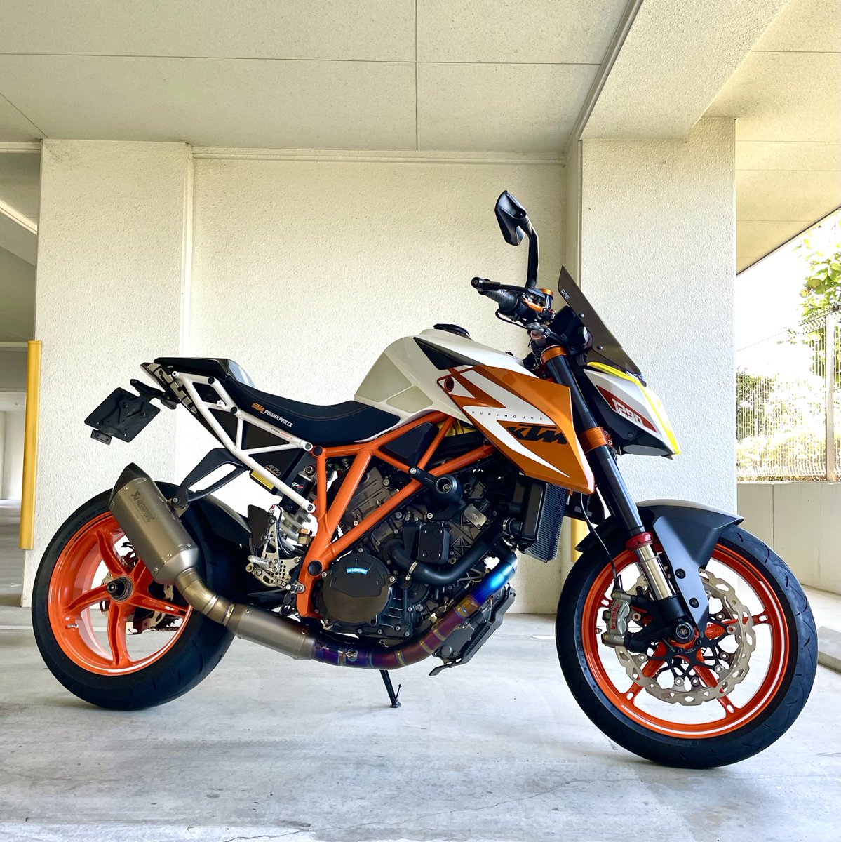 ichiro_mzd16's tweet photo. 半休ゲットでコレ。
#maxicarbon
#1290superduke https://t.co/ezKiLh9iPv