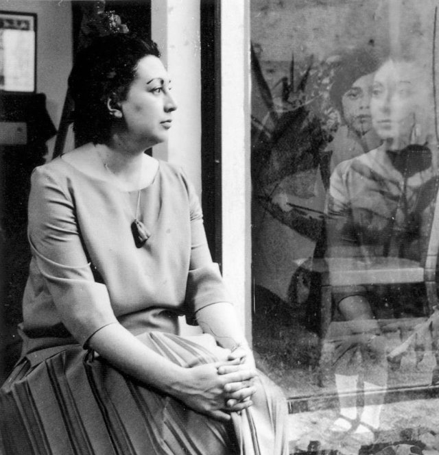 literlandweb1's tweet image. "Lo único que te pido cuando hables conmigo es que tus palabras sean justas, que sean del tamaño de tus sentimientos, porque si tú me dices no, para mi es no, y si me dices llueve, para mi está lloviendo. Y si me dices amor, para mi es amor".
Rosario Castellanos