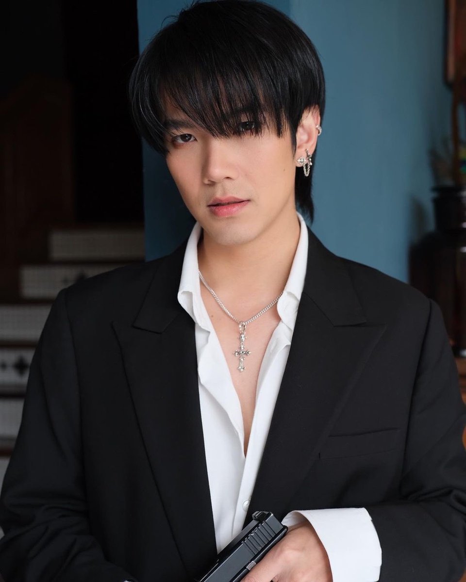 awhjimayu's tweet photo. Pete?? So pretty???? Are these the effects of being part of a minor family????? https://t.co/cpvnF4ceW5