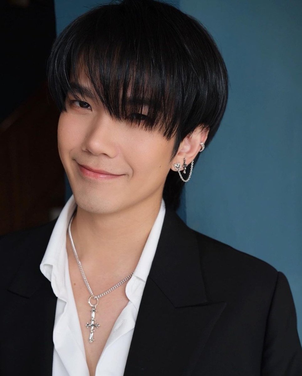 awhjimayu's tweet photo. Pete?? So pretty???? Are these the effects of being part of a minor family????? https://t.co/cpvnF4ceW5