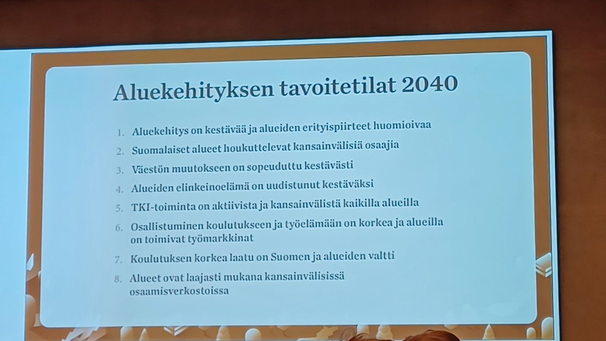 TeeaLyy's tweet photo. Aluekehittämisen tavoitetilat 2040 @Pestenfo esittelee tehtyä työtä #aluekehitys #tulevaisuus https://t.co/08cBZeDif4