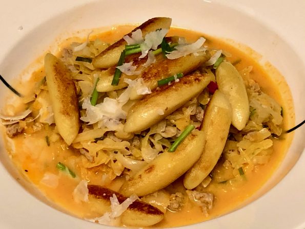 surpr_recipes's tweet photo. Stew with pointed cabbage and Schupfnudel
This German style stew with three main ingredients can be made in less than 30 minutes. Schupfnudel or finger noodles are typical for Southern Germany.
#fingernoodles #german #Germany #pointedcabbage
https://t.co/26u4RENwDx https://t.co/VWmGfm2mOy