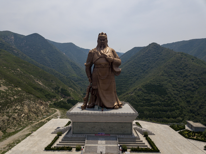 GuanBits's tweet photo. A giant bronze statue of Guan Yu in Yuncheng, Shanxi of China. What about in the future? A place for innovative, We want everyone can visit and worship with their computer anytime.

#guanyu #guandi #web3 #temple #web3temple https://t.co/AR7OuaKMiQ