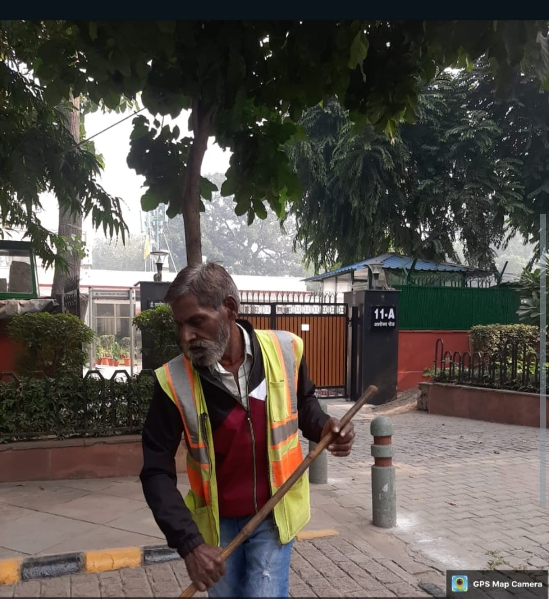 SwachhBharatGov's tweet image. Aiming to contribute in fulfilling the dream of Honourable PM @narendramodi of a clean &amp;amp; healthy India, NDMC's #safaimitras had undertaken cleanliness activities on Ashok Road, #Janpath Parking and other areas. Sharing some of the glimpses.
