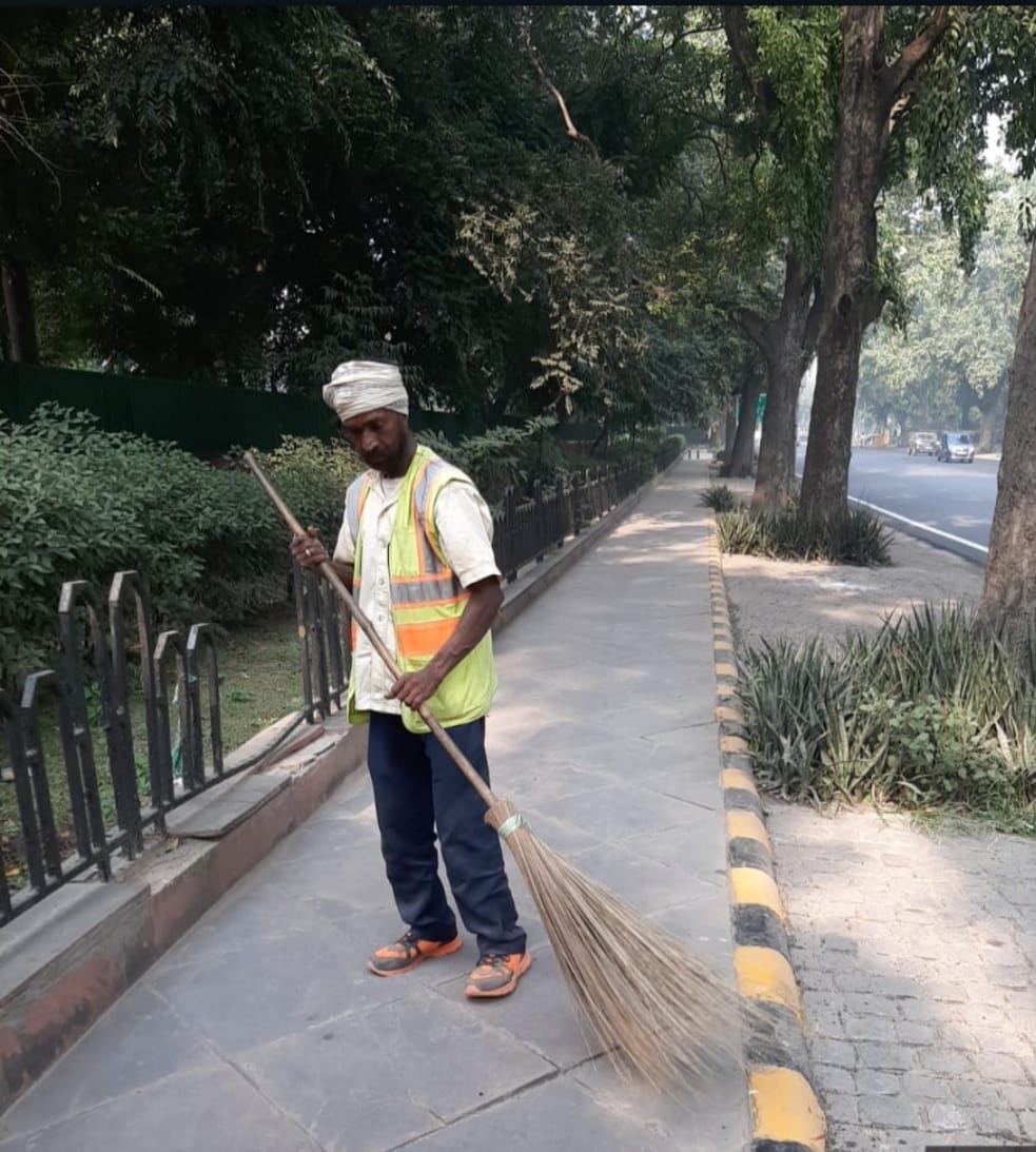 SwachhBharatGov's tweet image. Aiming to contribute in fulfilling the dream of Honourable PM @narendramodi of a clean &amp;amp; healthy India, NDMC's #safaimitras had undertaken cleanliness activities on Ashok Road, #Janpath Parking and other areas. Sharing some of the glimpses.