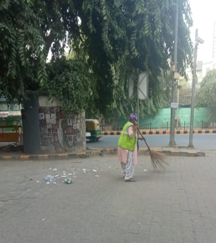 SwachhBharatGov's tweet image. Aiming to contribute in fulfilling the dream of Honourable PM @narendramodi of a clean &amp;amp; healthy India, NDMC's #safaimitras had undertaken cleanliness activities on Ashok Road, #Janpath Parking and other areas. Sharing some of the glimpses.