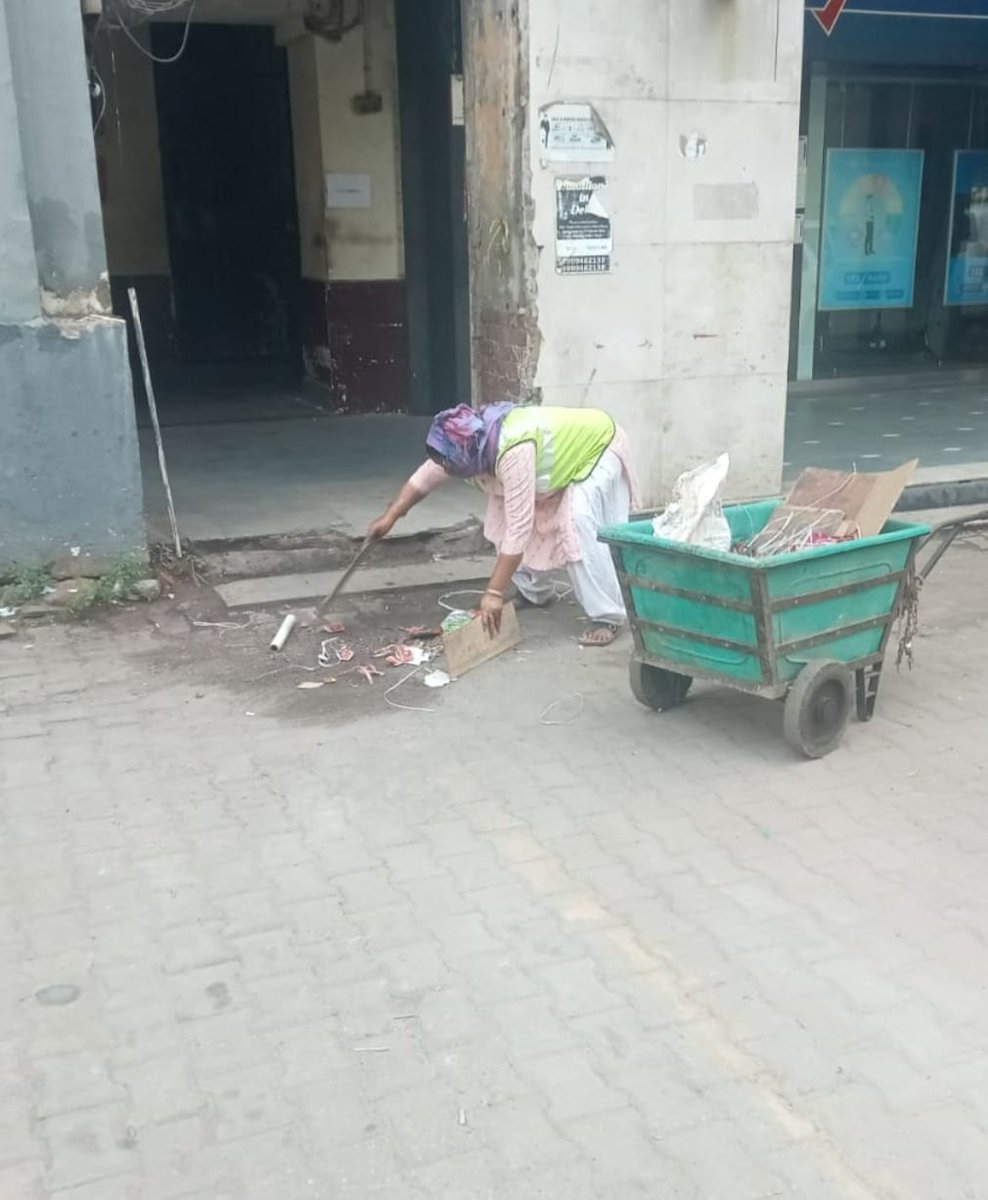 SwachhBharatGov's tweet image. Aiming to contribute in fulfilling the dream of Honourable PM @narendramodi of a clean &amp;amp; healthy India, NDMC's #safaimitras had undertaken cleanliness activities on Ashok Road, #Janpath Parking and other areas. Sharing some of the glimpses.