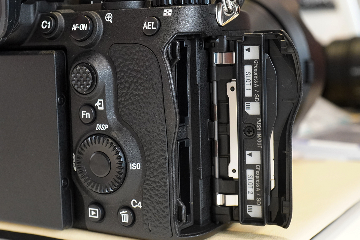 kunkoku's tweet photo. α7Rシリーズ 第5世代モデル「α7R V」は、連写持続時間とデータ書込時間が劇的に高速化!
改善のカギは「画像処理エンジンBIONZ XR」と「高速メモリーカードスロット」。
https://t.co/SACesJe6vX #SonyAlpha #Alpha7R #Alpha7RV #α7RV https://t.co/kqASS8jFeG