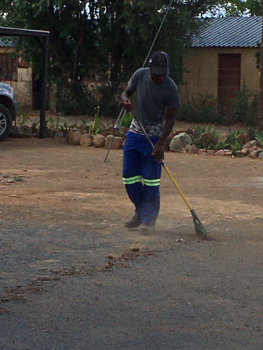 PhiliDLC's tweet photo. When it’s a priority to him to first clean the yard @PhiliDLC gardener Johannes Queench @GwfOnline @MelvinRouls @govern911 https://t.co/ZukLTjlVkC