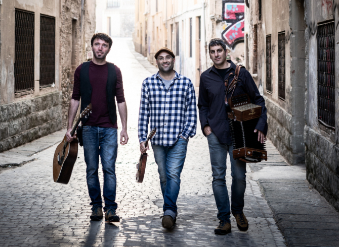 assaig_general's tweet photo. 📻 Demà divendres a les 18h:
🔺Entrevistes amb #Flowk (@microscopi_) i @MarSerraB
🔺El llibre "Orfeo" de Rafael Vidal
🔺Festival Al Ras de Bluegrass i Old Time de Barcelona
En directe!
📲 https://t.co/bLO9bn1a4k https://t.co/Ljhl605har