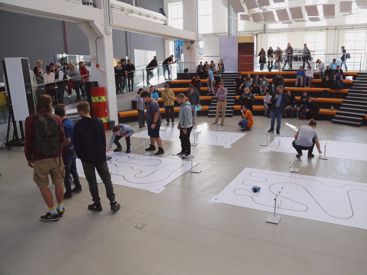 CenterTechmania's tweet photo. Dne 2. 11. proběhla Soutěž robotiky ZŠ a SŠ Plzeňského kraje, které se zúčastnilo více jak 40 týmů. Závody robotů probíhaly na 4 drahách najednou, dvě byly určeny pro týmy ZŠ a dvě složitější pro týmy SŠ. https://t.co/f7cRE0l1TC
