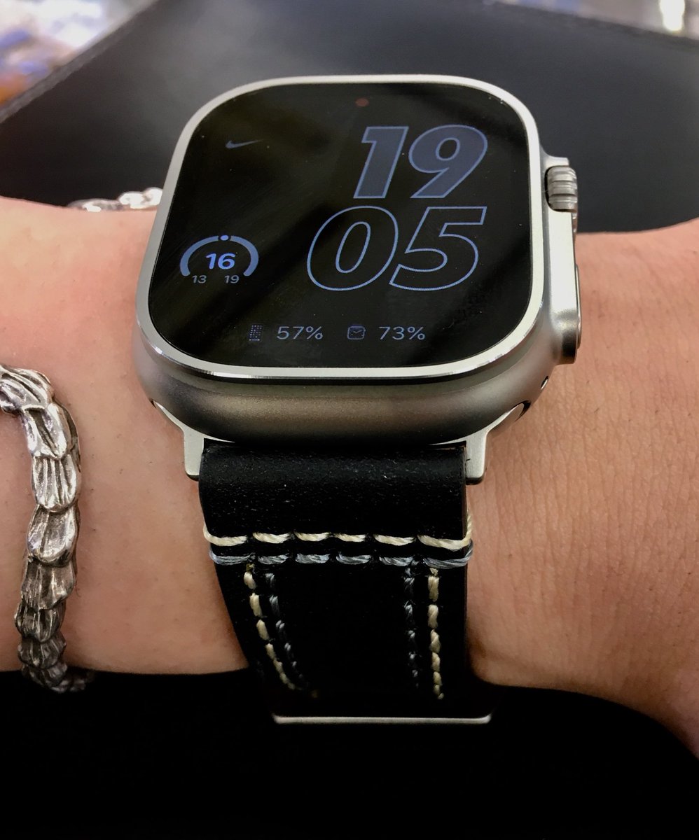 ksfshibuya's tweet photo. どーも、サワキチです。
#AppleWatchUltra に #Banda #VintageModa をお選びいただきました!
ヴィンテージな風合い、ダブルステッチのアクセント、とてもカッコ良く、きまってます🙇🏻♂️
#ハンズ渋谷店 #ハンズクラブアプリ #ベルト交換 #時計修理 #ヒルシュ #モレラート https://t.co/b16yPgAnxW