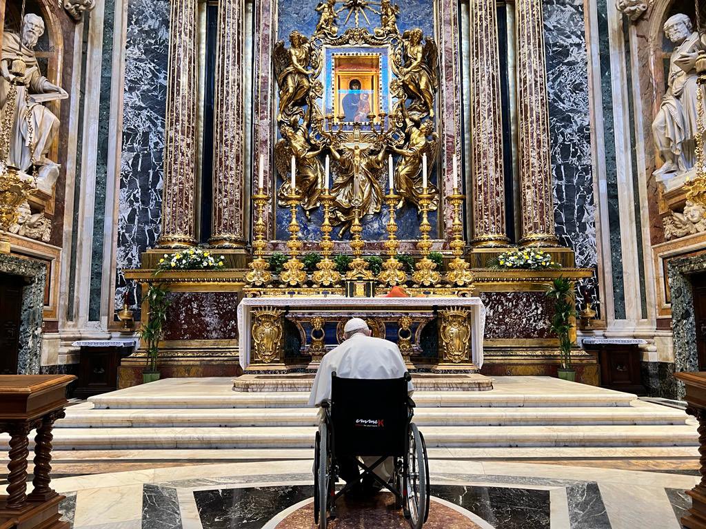 EWTNVatican's tweet photo. Yesterday evening, the Pope went to the Basilica of St. Mary Major to pray before the Virgin Salus Populi Romani and entrust her with his upcoming trip to Bahrain. 

This is Pope Francis' 100th visit to the Basilica of St. Mary Major since he was elected Pontiff. 📸 Vatican Media https://t.co/Ee69PHJm7P