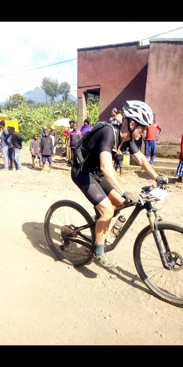 ZacharieNDAYIS5's tweet photo. It was super Thursday to the Citizens of @MusanzeDistrict #Nyangesector #Muhaburacell
As they're enjoying Race competition. Thank you @Ferwacy @cyclingrwanda https://t.co/7NCxPeY3Aj