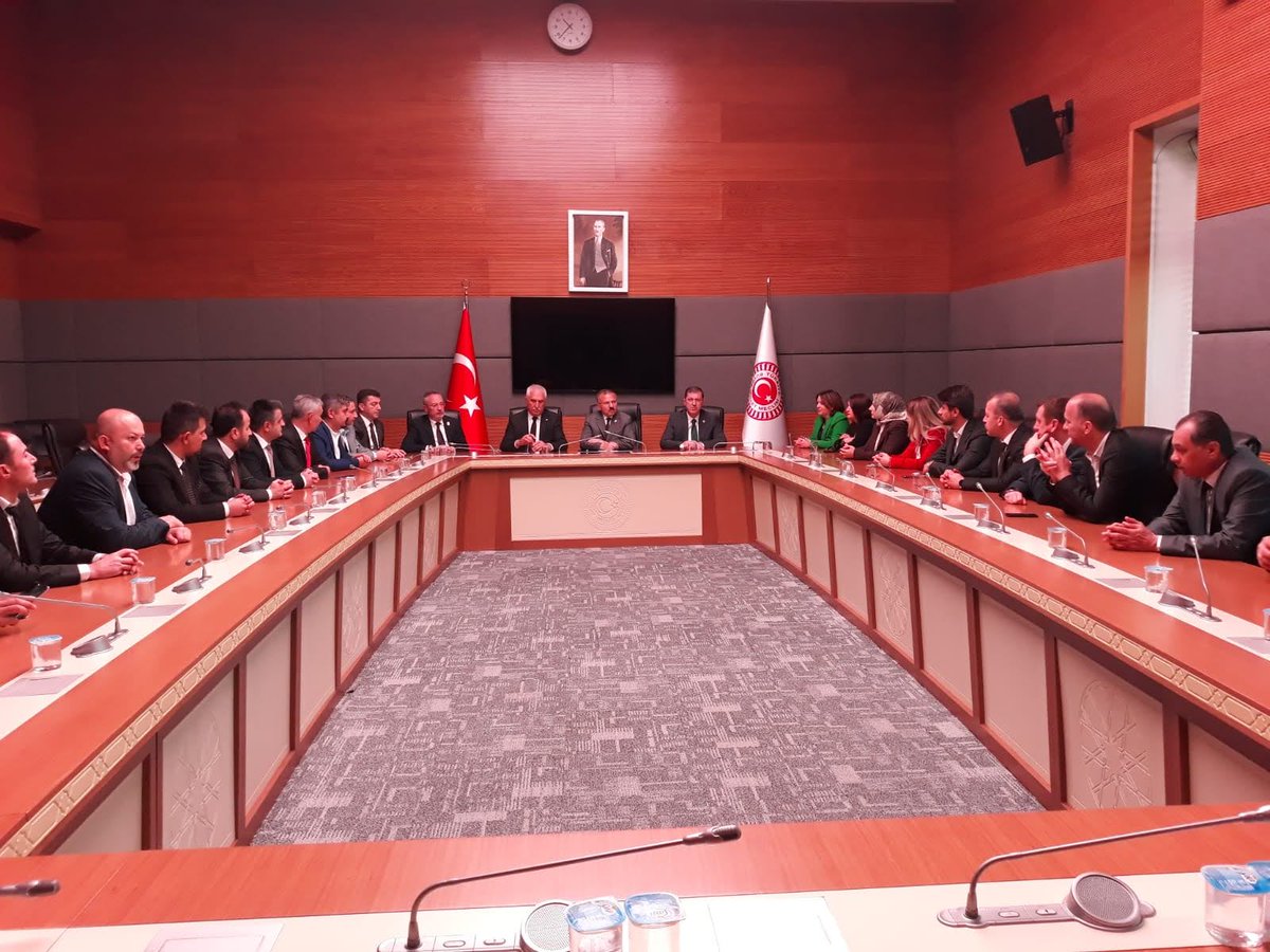 Odamız Meclis ve Komite üyelerinden oluşan heyetimiz, Yüce Millet Meclisi'nde Tokat milletvekillerimizle buluştular. <a href="/gokalpcoskun60/">Gökalp Coşkun</a> <a href="/ErbaaTSO/">Erbaa Ticaret ve Sanayi Odası</a>