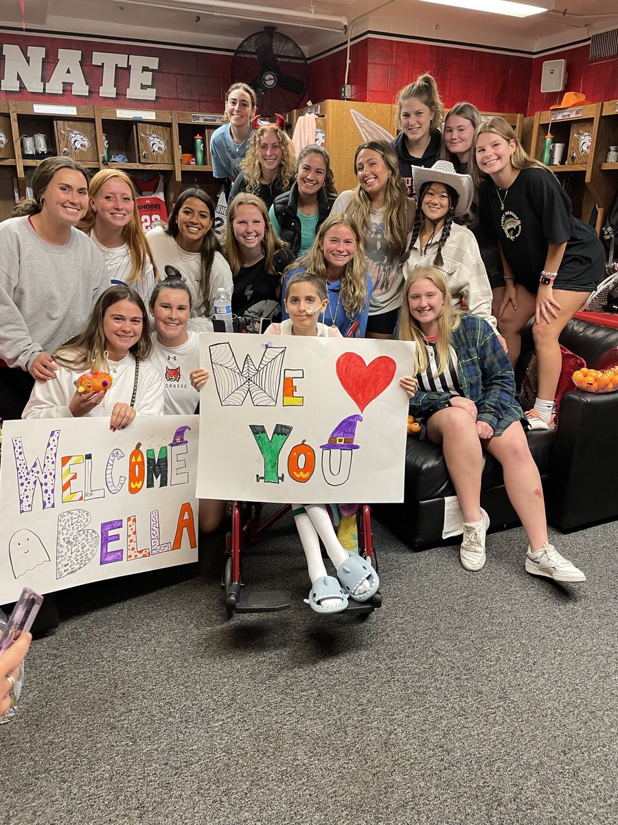 RhodesWomensLax's tweet photo. Painting pumpkins and popcorn party with our favorite teammate, Bella!!! #RollLynx #friendsofjaclyn https://t.co/QQn8HgE4u5
