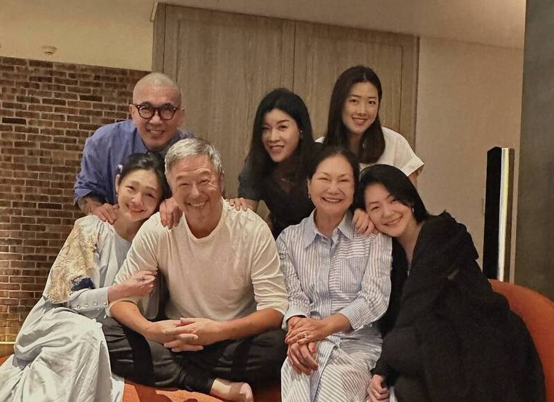 畫面超級溫馨的~S媽也終於同框女婿了~

圖片來源：林慧晶IG

【大S帶具俊曄見恩師 S媽燦笑同框女婿感動網】
ent.ltn.com.tw/news/breakingn…

#大S #具俊曄 #台灣 #南韓 #徐熙媛 #王偉忠 #Taiwan #台湾