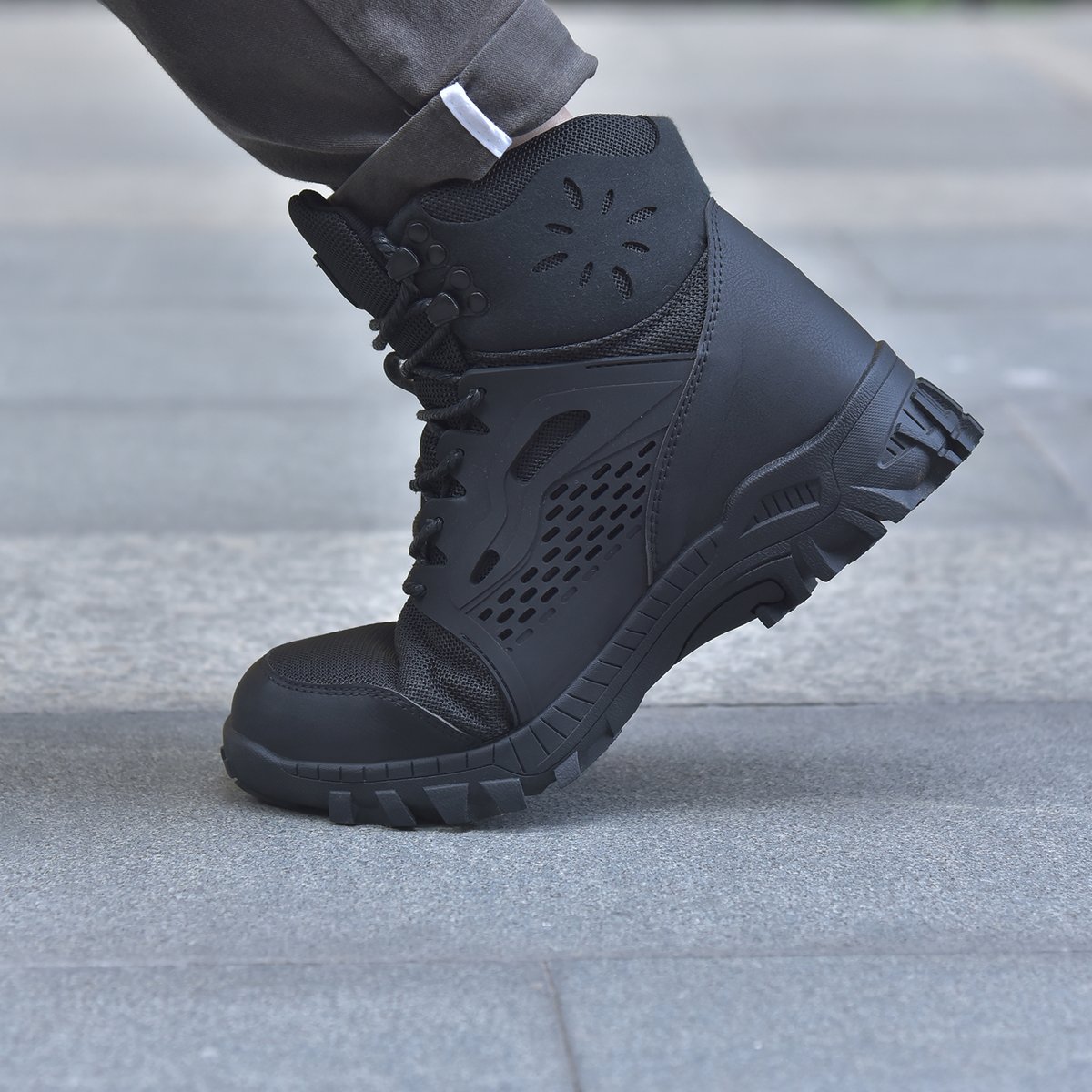 SuadexShoes's tweet photo. We make shoes in inclusive sizes so every body feels good and looks great.🦵🥾👣🦿#shoes #steel #AutumnVibes #comfatable #safety #workshoes #work #Workers #factory #sizematters #Trendy https://t.co/6A2Bo4xChn