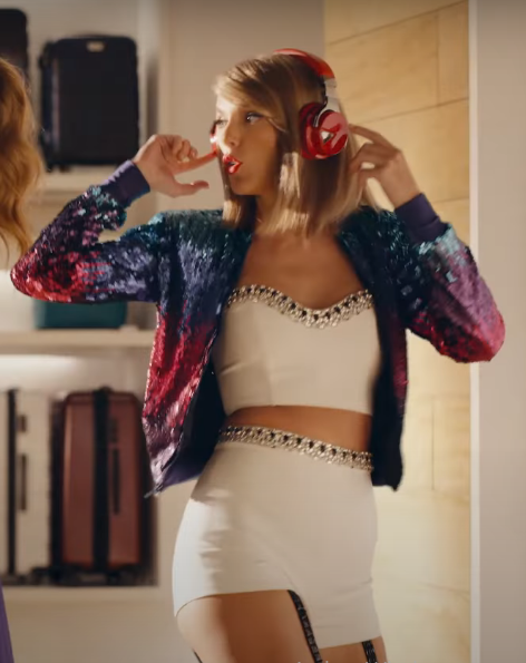 hourlyswift's tweet photo. 1989 taylor will always be famous https://t.co/uQ7iJPZE46
