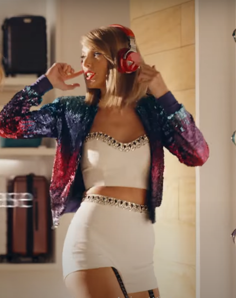 hourlyswift's tweet photo. 1989 taylor will always be famous https://t.co/uQ7iJPZE46