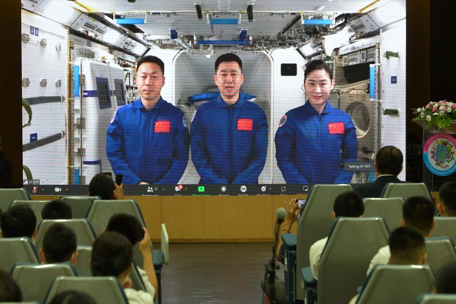 XHNews's tweet photo. Students from ASEAN countries talk via video link to 3 Chinese astronauts in Tiangong space station https://t.co/G9lR6lnvHx https://t.co/IFyTWXJ3W8