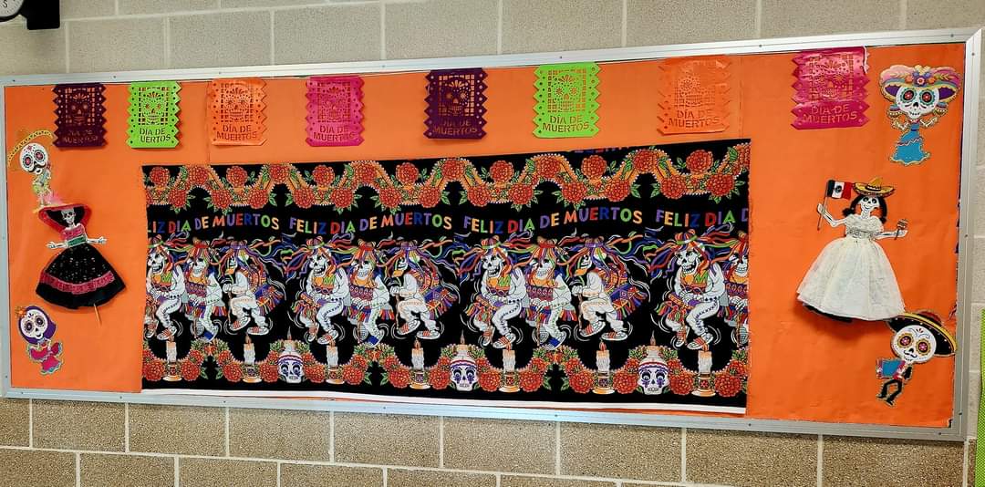 ¡En <a href="/ethneisd/">@EastTerrellHills</a> recordamos, celebramos y honramos a nuestros seres queridos que ya no están aquí! 💐🕯️💀🎉♥️ Students and staff at ETH, celebrate and honor our dearly departed on #DiaDeLosMuertos. <a href="/NEISD/">North East ISD</a> 🥳 #DayoftheDead