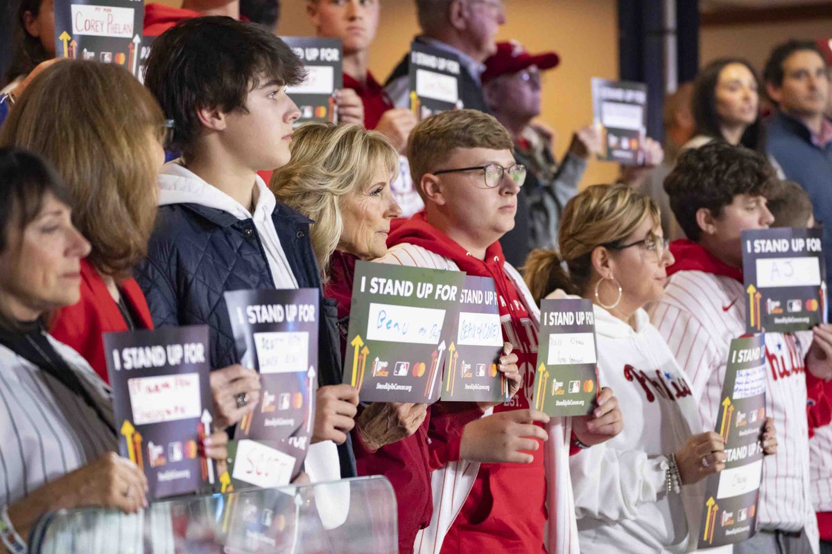 SU2C's tweet photo. It fills our hearts to see @Phillies and @Astros players and fans Standing Up - united - in support for those affected by cancer. ❤️

A special thank you to @FLOTUS and all those who honored a loved one during Game 4 of the @MLB #WorldSeries. #StandUpToCancer https://t.co/KNzwZMw0Fm