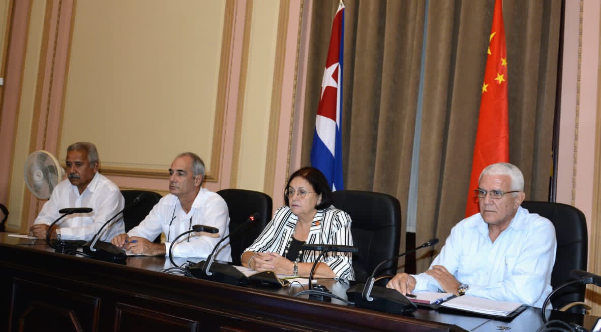 anbcuba's tweet photo. Útil encuentro virtual entre diputados de la @AsambleaCuba y de la República Popular #China en la noche de este miércoles en #Cuba , mañana de jueves en el hermano país. Se trataron temas de índole economica, colaboración, bloqueo...#CubaPorLaPaz #MejorSinBloqueo @50Trabajadores https://t.co/CORoO9ljRG