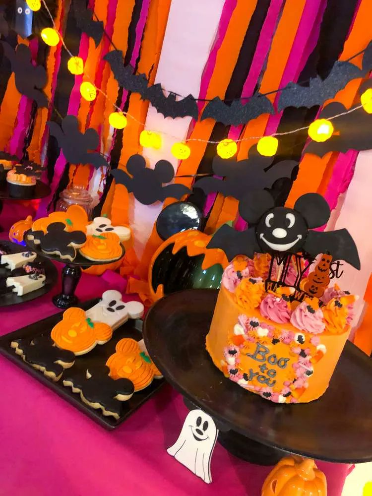 catchmyparty's tweet photo. Don't miss this awesome Mickey Mouse Halloween party! The cookies are so cool! https://t.co/1mIOasqCPy #catchmyparty #partyideas #mickeymouse #mickeymouseparty #halloween #mickeymousehalloweenparty https://t.co/K6vso8FyyC