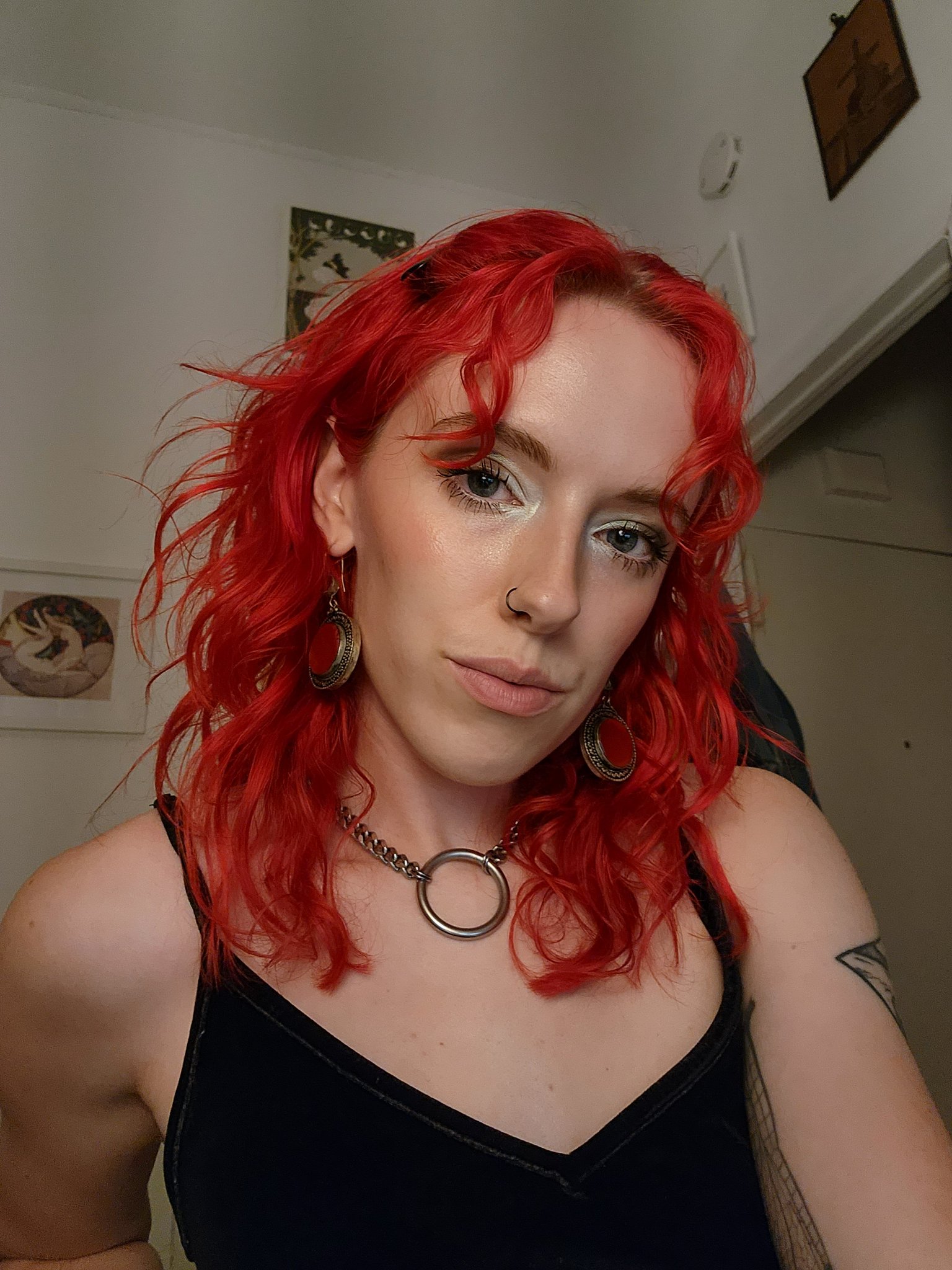 1 pic. No offense but I look SO hot tonight https://t.co/eB1ptR565Z