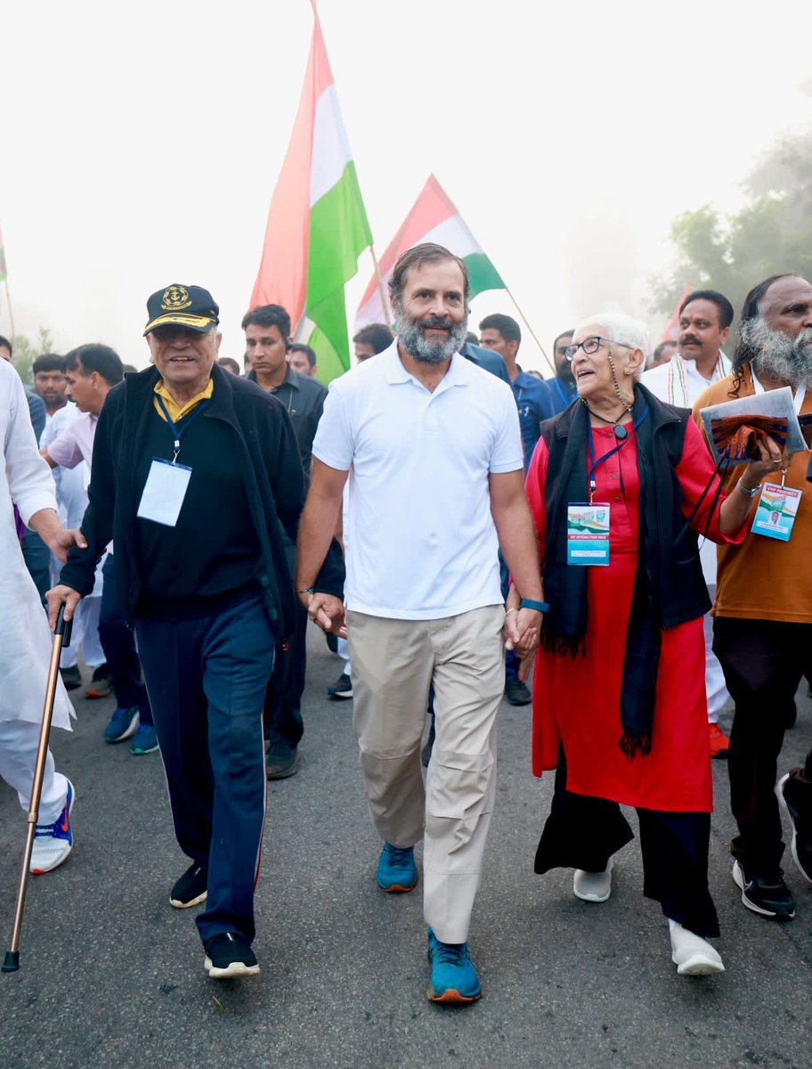 Once a soldier, always a soldier! Admiral Ramdas, former Chief of Naval Staff walked in the #BharatJodoYatra, today. A veteran, at age of 89 is showing the path to the youngsters, to come together and unite India, to save our constitution and democracy