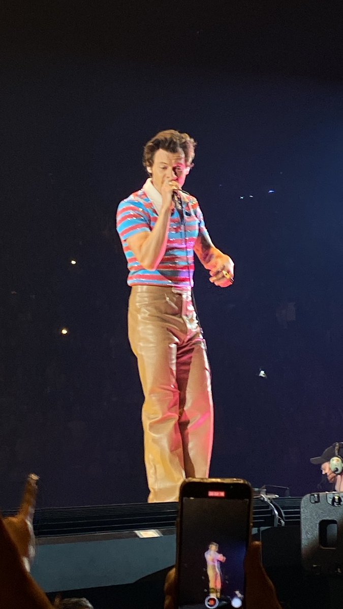 fantasbec's tweet photo. STRIPES HIS SHARPAY MOMENT #LoveOnTourLA #Residency7 https://t.co/mdqeuOV8Gl
