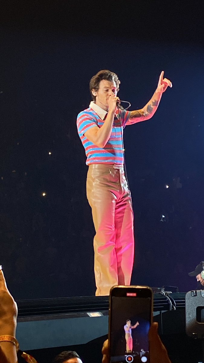 fantasbec's tweet photo. STRIPES HIS SHARPAY MOMENT #LoveOnTourLA #Residency7 https://t.co/mdqeuOV8Gl